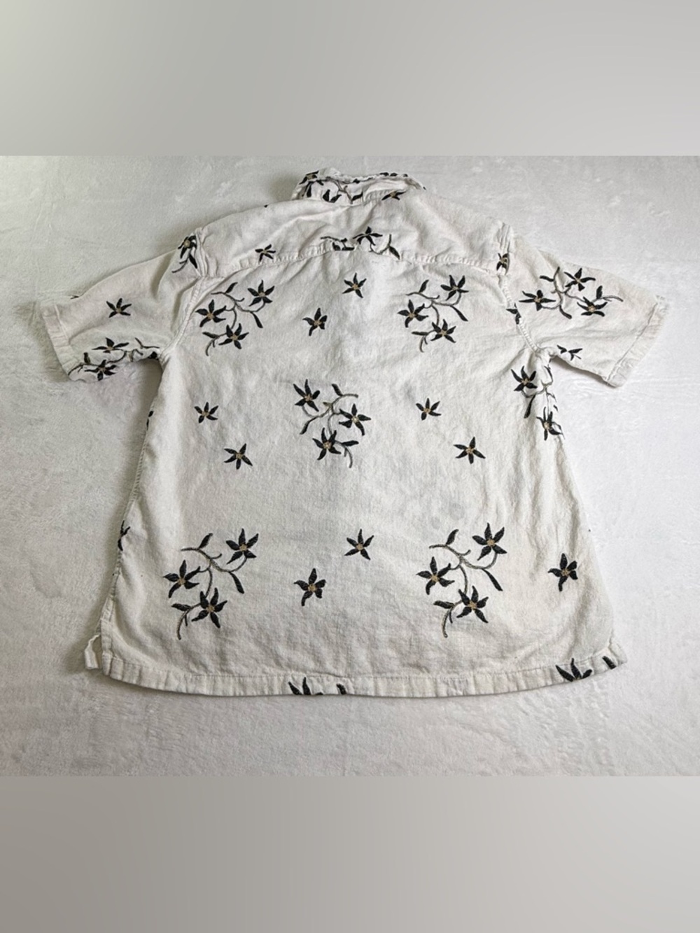 Abercrombie & Fitch White Linen Short-Sleeve Shirt with Black Floral Print - Picture 5 of 5